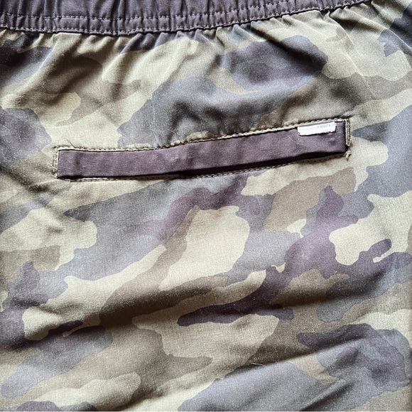 Vuori Banks Hybrid Green Camo Shorts Swim Trunks Men’s - Picture 6 of 11